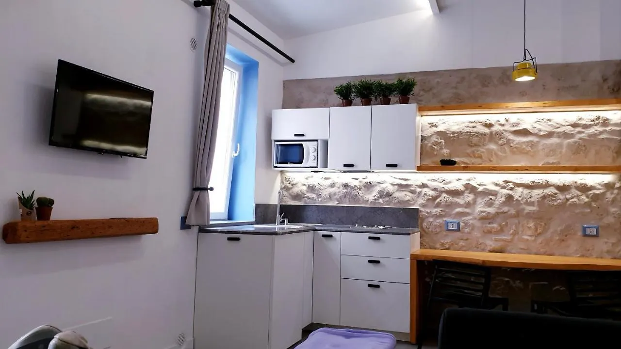 Mediterraneo House Palermo 0*,  Italy